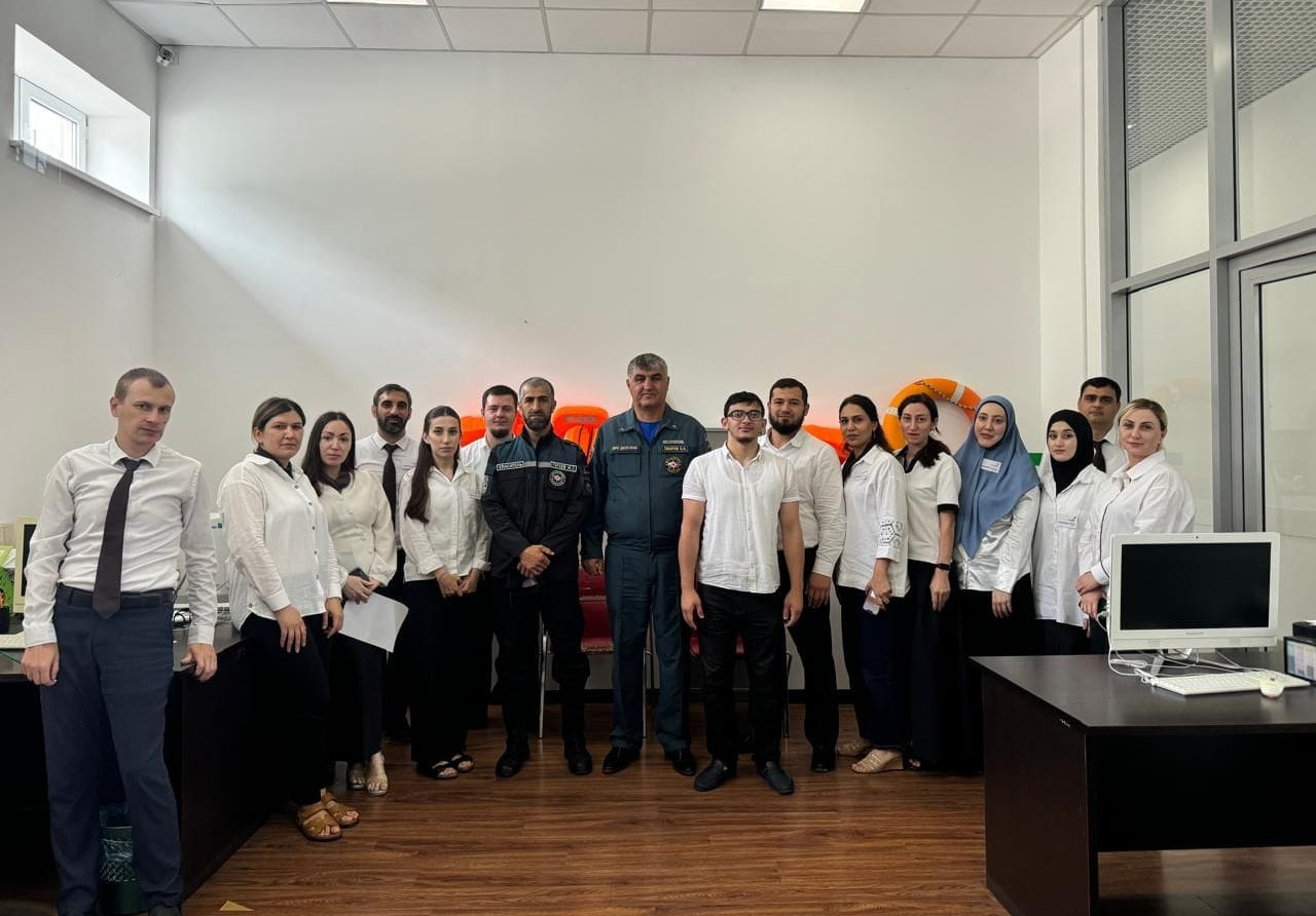 Спасатели провели профилактические занятия с персоналом МФЦ города Дербент